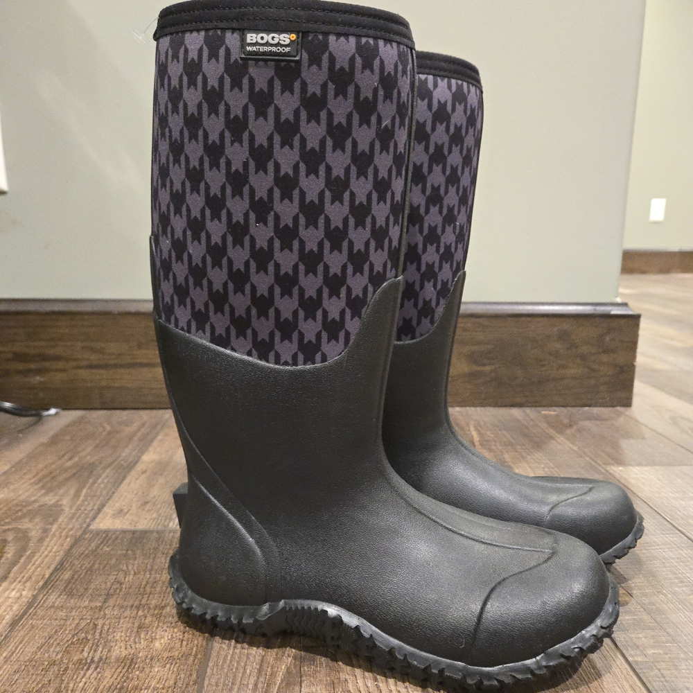 Bogs Black and Purple Waterproof Boots